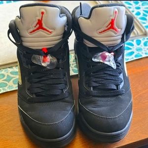 Air jordan retro 5 metallic size 8.5